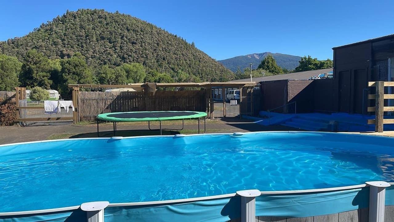 Oasis Motel & Holiday Park トゥランギ エクステリア 写真