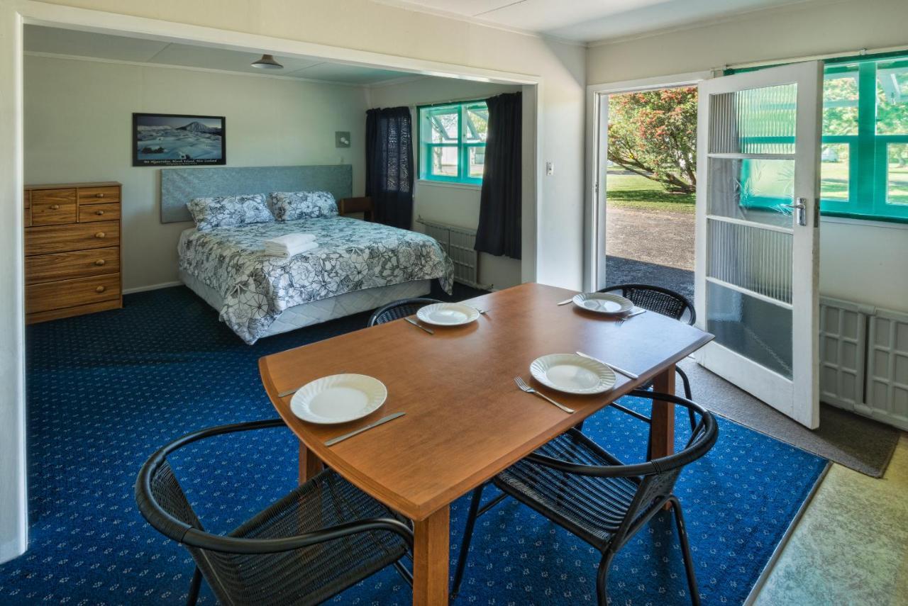 Oasis Motel & Holiday Park トゥランギ エクステリア 写真